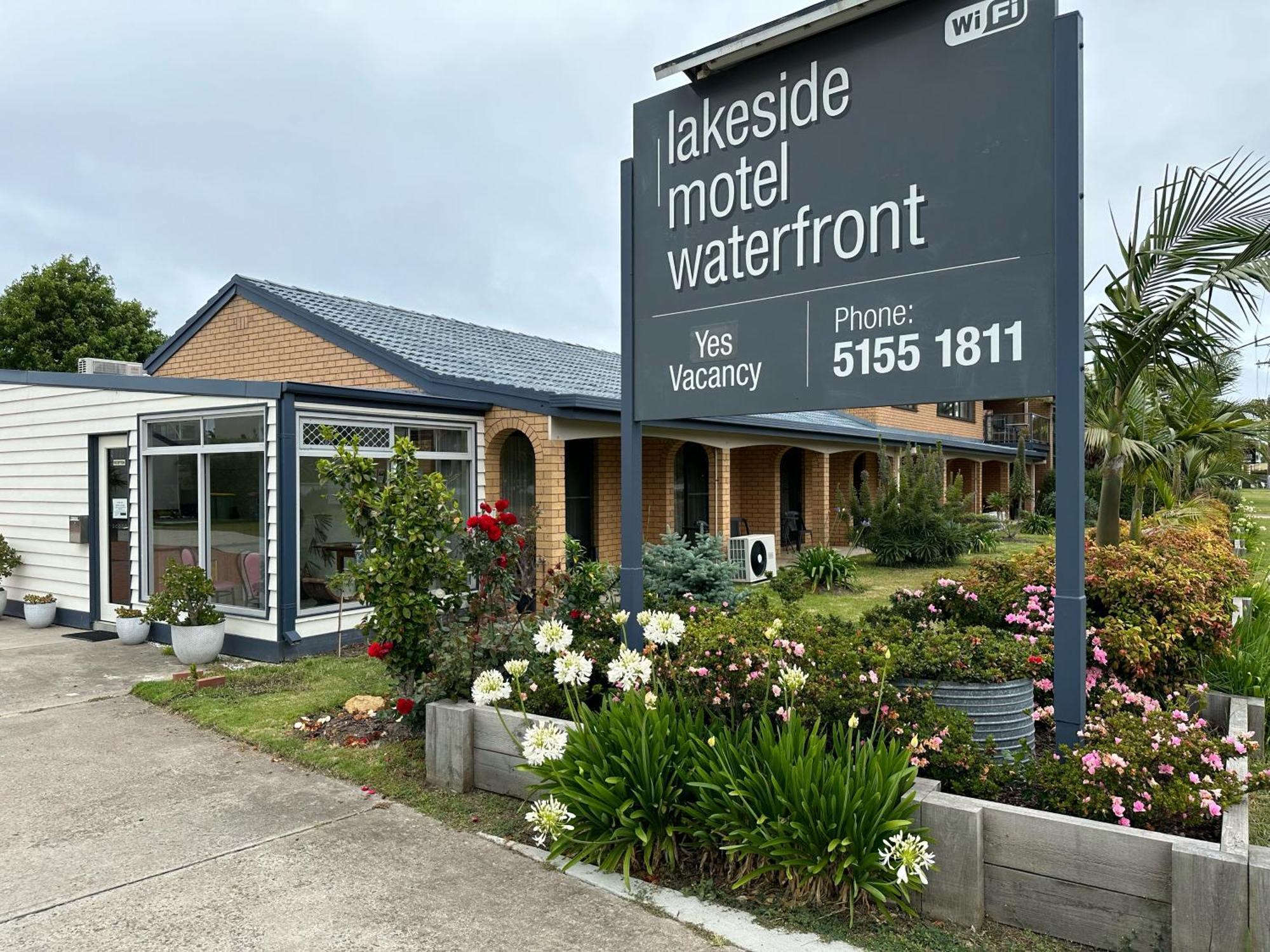 Lakeside Motel Waterfront Лейкс Ентранс Екстериор снимка
