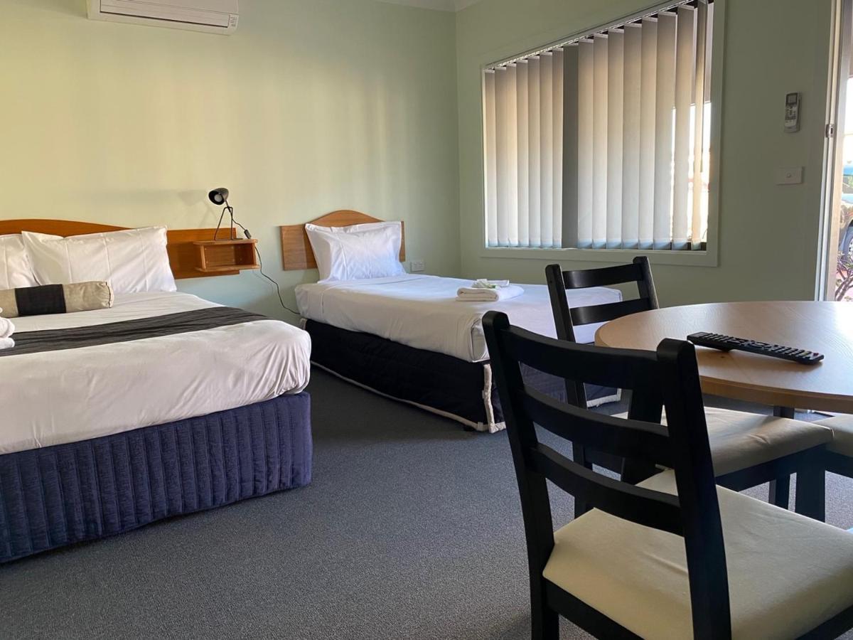 Lakeside Motel Waterfront Лейкс Ентранс Екстериор снимка
